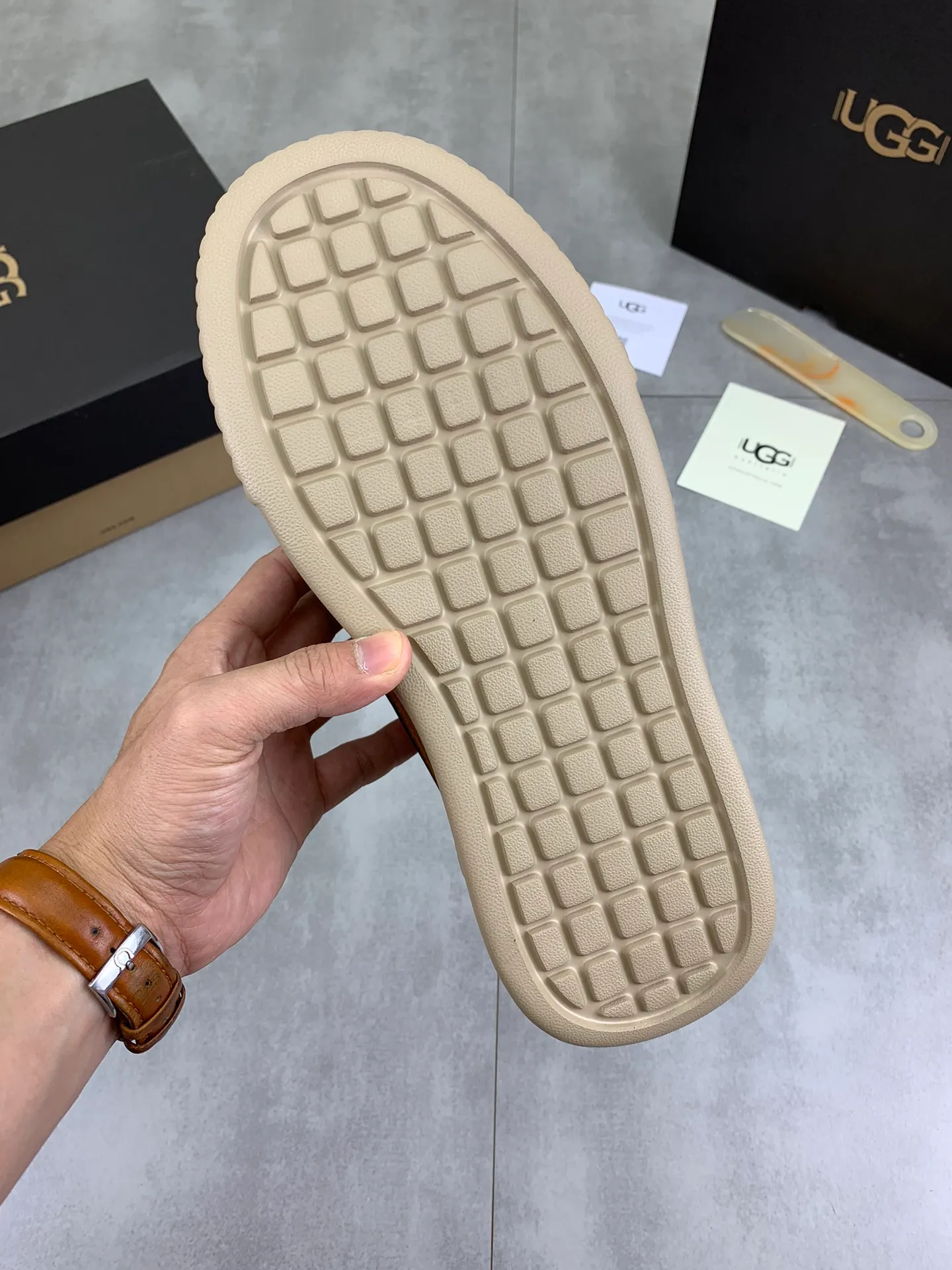 Men's shoes 💰P640 [New style] 💰 🆘 "Real wool" [UGG] 👉The popular men's shoes are synchronized with the official website 🔰The quality of the genuine products [satisfied] is not comparable to the imitations in the general market 🌀The upper is imported Italian frosted cowhide, and the lining is: foot pad 🅰️ grade 🐑Real wool👻Only Grade A can show the effect The hand feels smooth and delicate 🔱The shoe shape is grand, only genuine manufacturers can do it 🎄The perfect toughness of the original outsole 👻⬛️ allows customers to say goodbye to one-time consumption. Real wool lining, super warm. Available in black, brown and gray. Size: 39-44